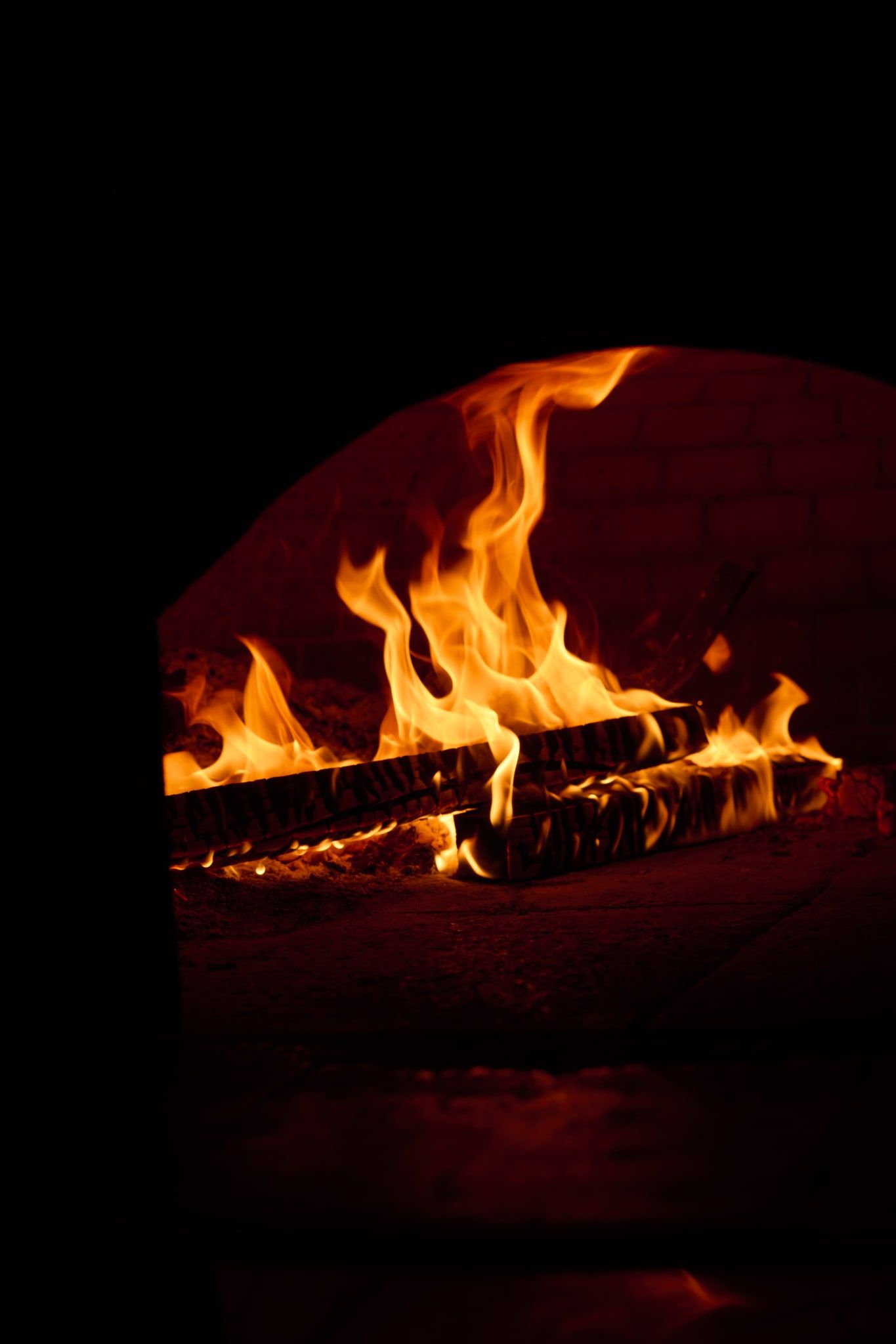Fiamme e legna nel forno