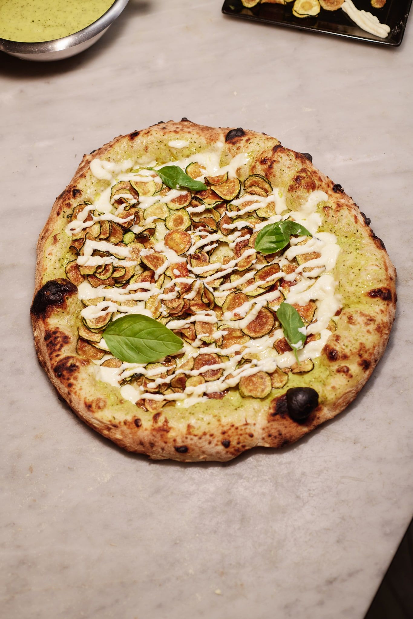 Pizza Nerano con crema e chips di zucchine, fonduta di Parmigiano e basilico
