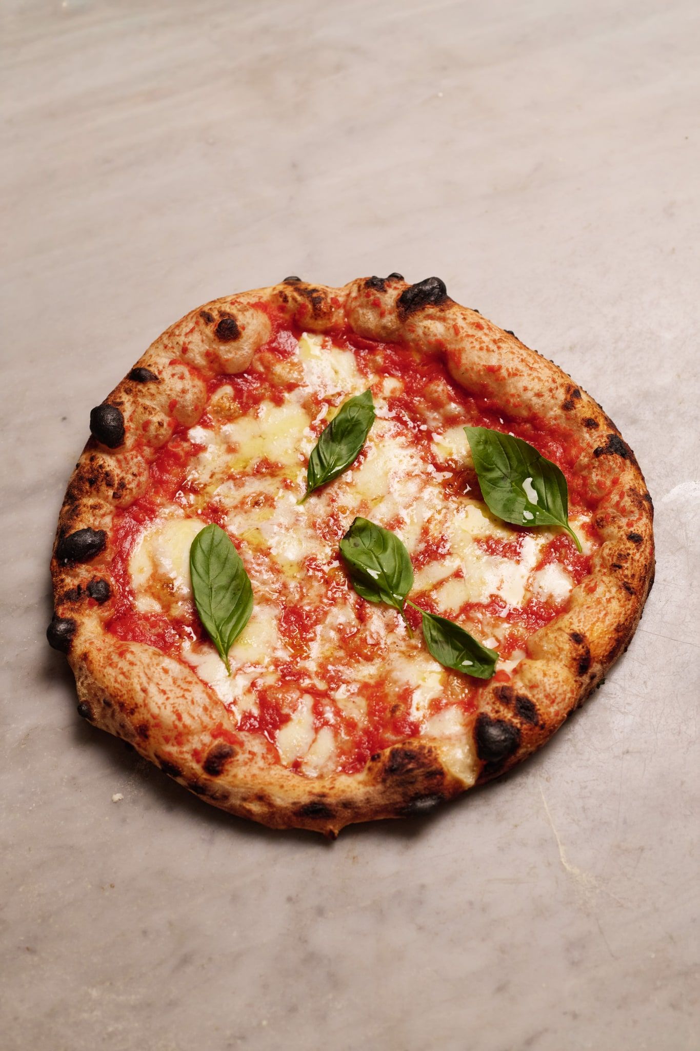 Una Margherita appena sfornata sul banco