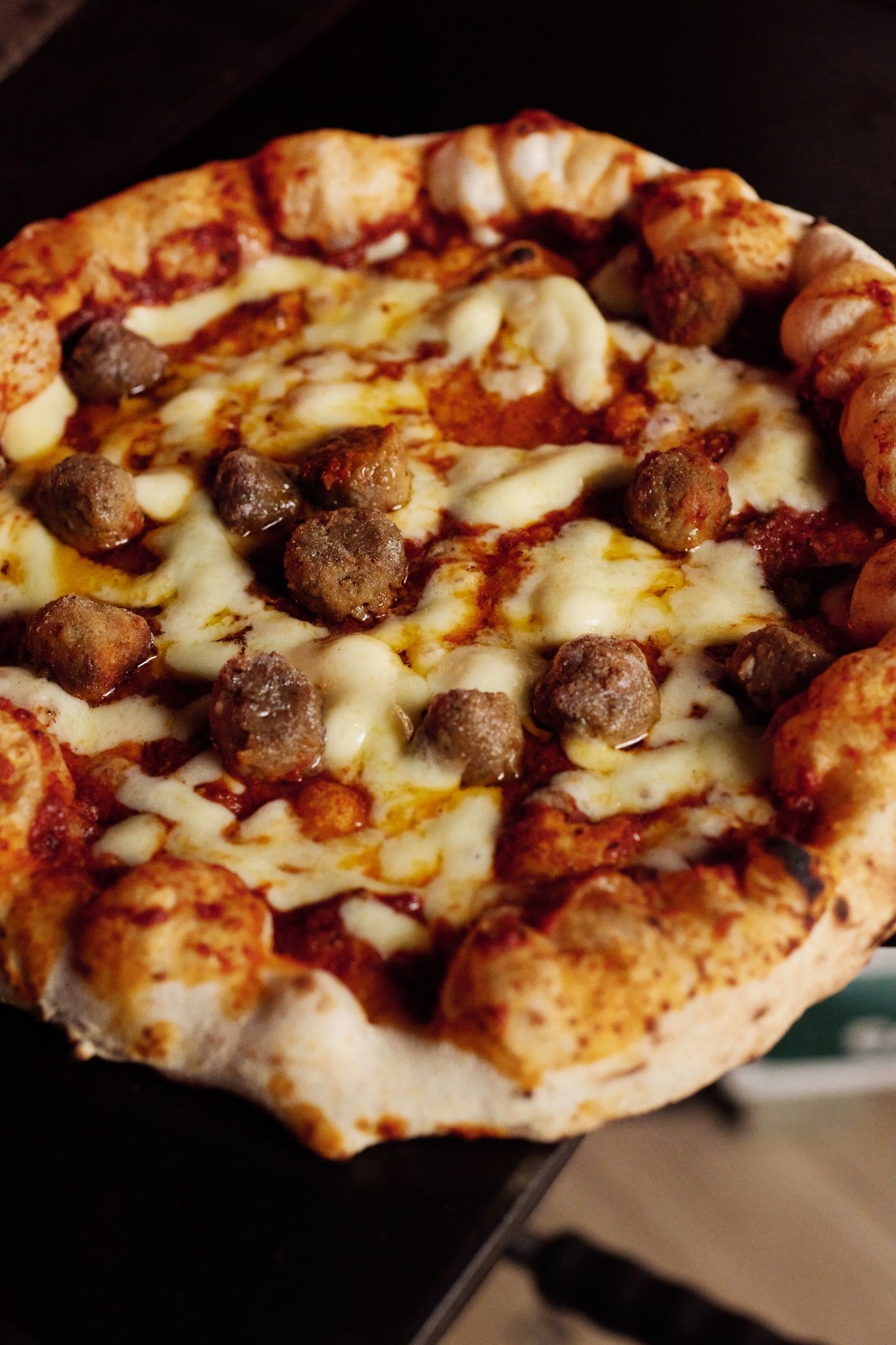Pizza Polpettine con ragù napoletano, polpettine di manzo e fior di latte, da vicino